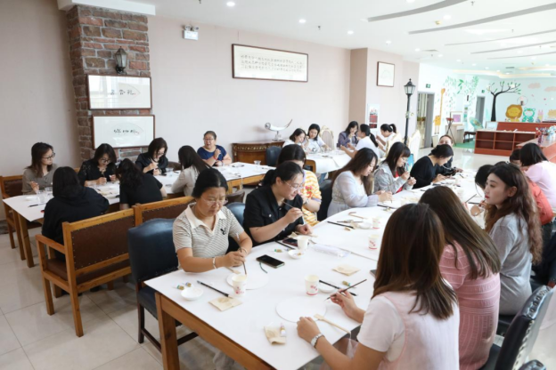 执扇绘江山，师心映山河｜长春电子科技学院举办教师节手绘活动