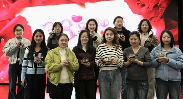 春意萌动绽芳华 指尖生花映笑颜——我校举办“三八”妇女节主题活动献礼巾帼园丁