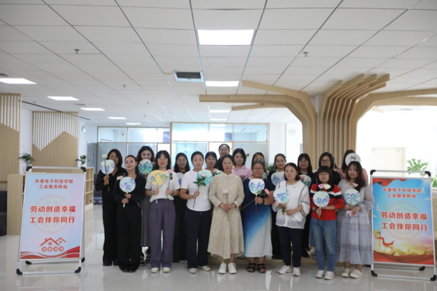 执扇绘江山,师心映山河|长春电子科技学院举办教师节手绘活动 执扇绘江山,师心映山河|长春电子科技学院举办教师节手绘活动